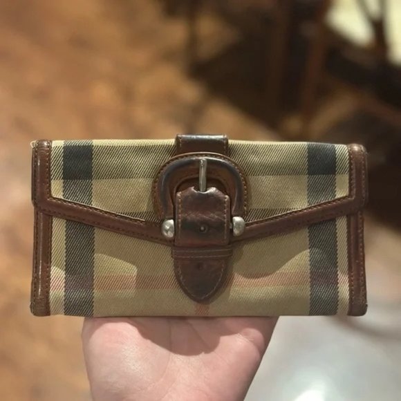 MUST GO / OBO: Burberry Nova Check Buckle Wallet - Picture 1 of 3